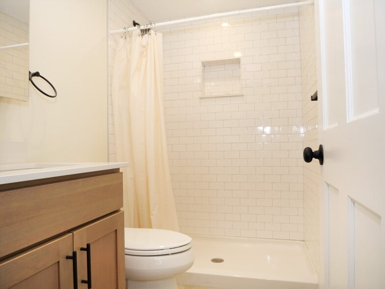 Building Photo - 261 W Newton St