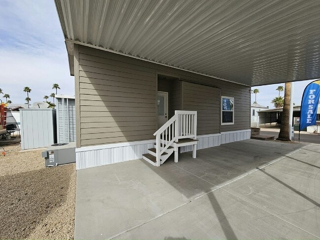 Building Photo - 303 N Lindsay Rd