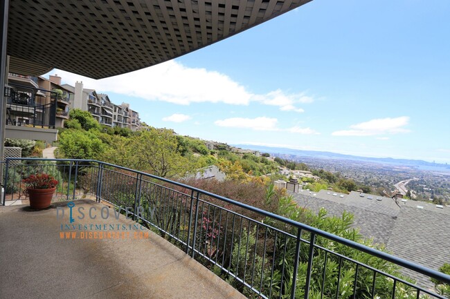 Building Photo - Magnificent Hiller Highlands Townhome with...