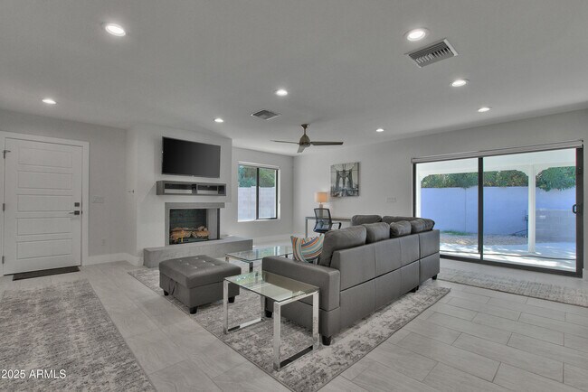 Building Photo - 4241 E Calle Tuberia