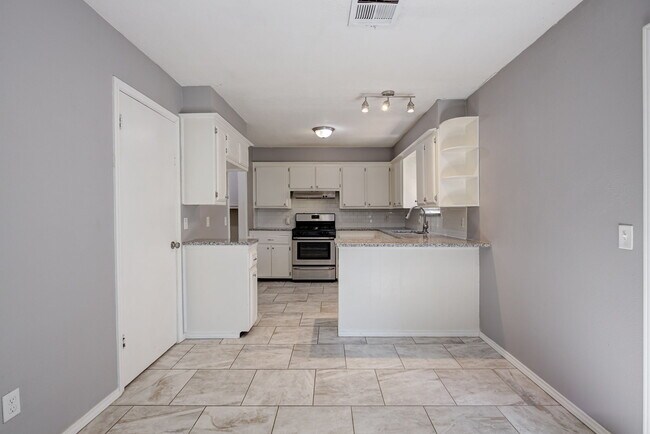 Building Photo - 916 S Patterson Dr