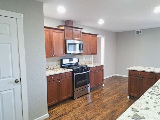 Building Photo - 4 bed / 2 bath / 2 car garage