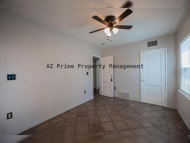 Building Photo - 1429 E Palm Ln