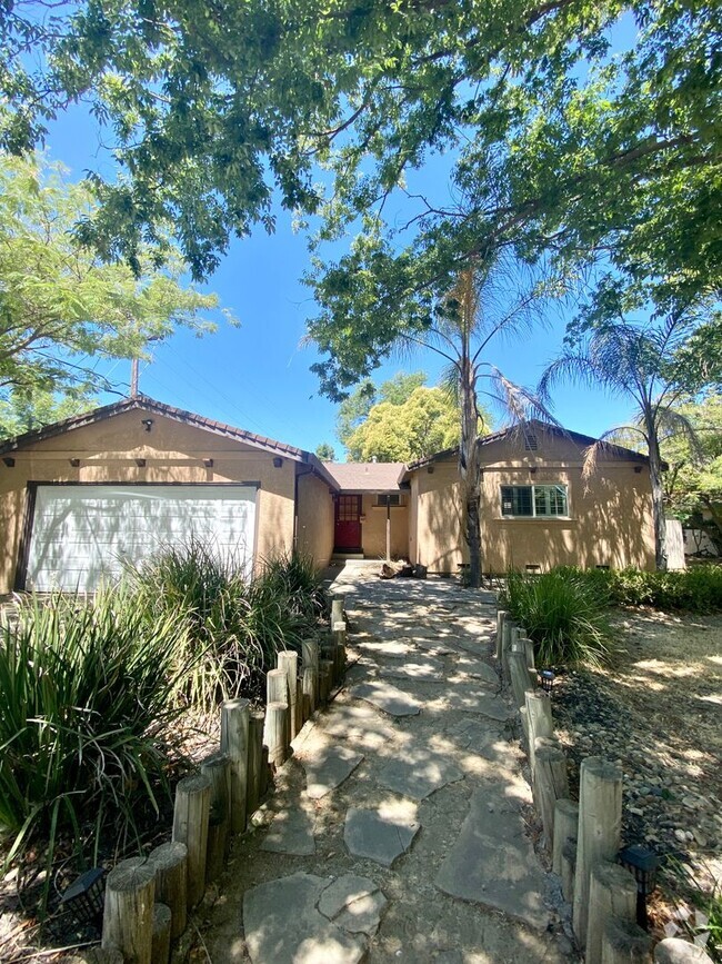 Building Photo - Updated Davis Home