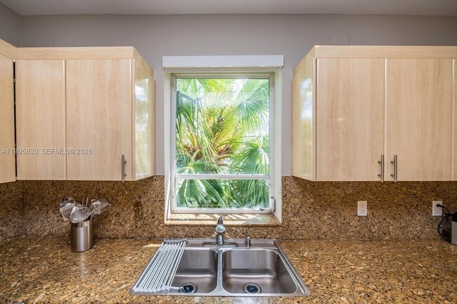 Building Photo - 9520 E Broadview Dr