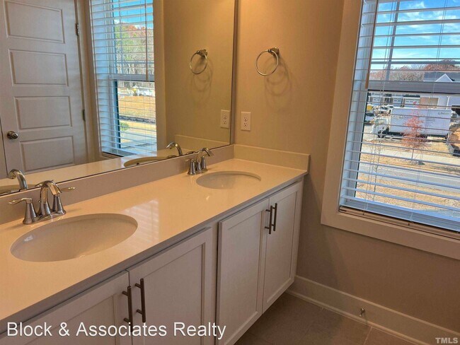Building Photo - 3 br, 2.5 bath House - 682 Vine Parkway