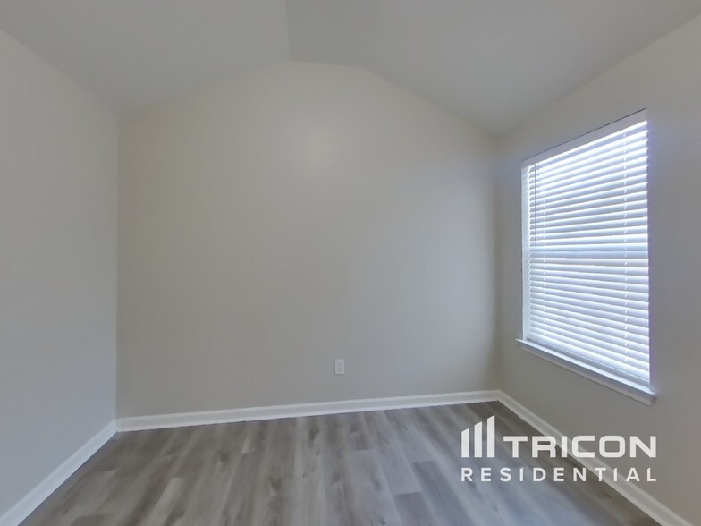 Building Photo - 308 Hidden Creek Ln