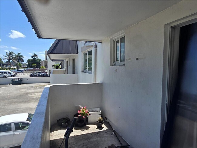 Building Photo - 465 S Royal Poinciana Blvd