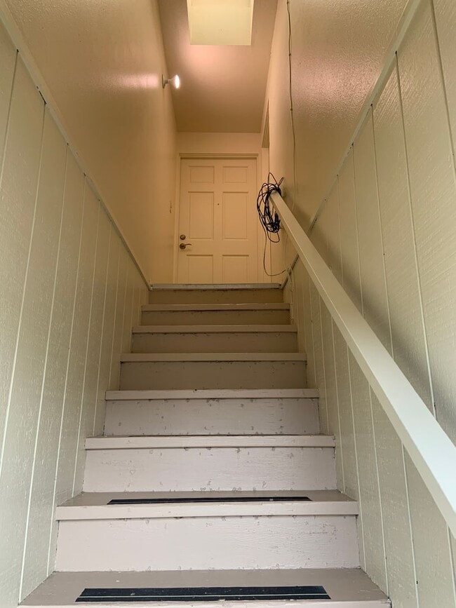 Building Photo - Freshly Updated 2 Bed w/ Granite + W/S/G Included – Available Early May!