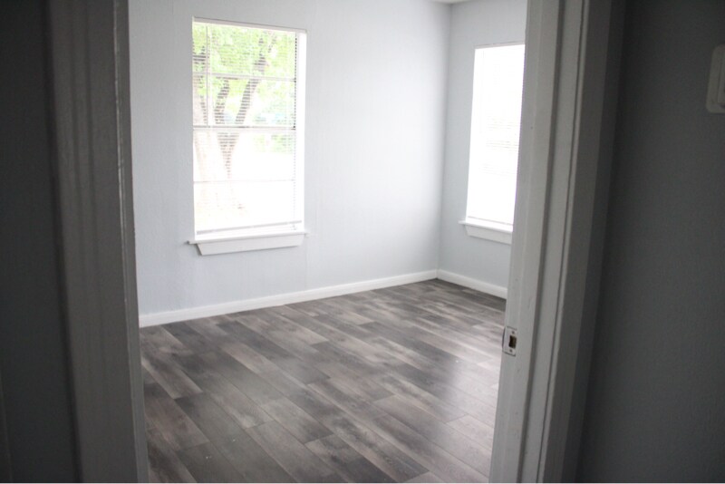 Building Photo - 10801 Invierno St