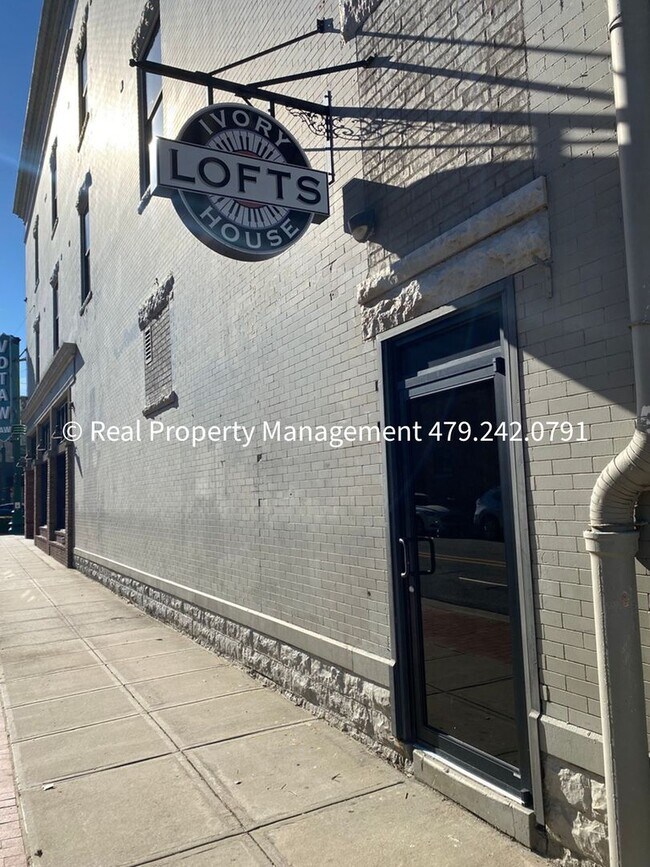 Building Photo - $850 MOVE-IN SPECIAL (does not include app...