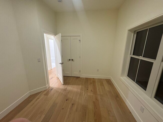 Building Photo - 92 E 27th St