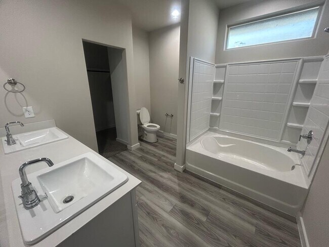 Building Photo - 6007 Oracle Dr