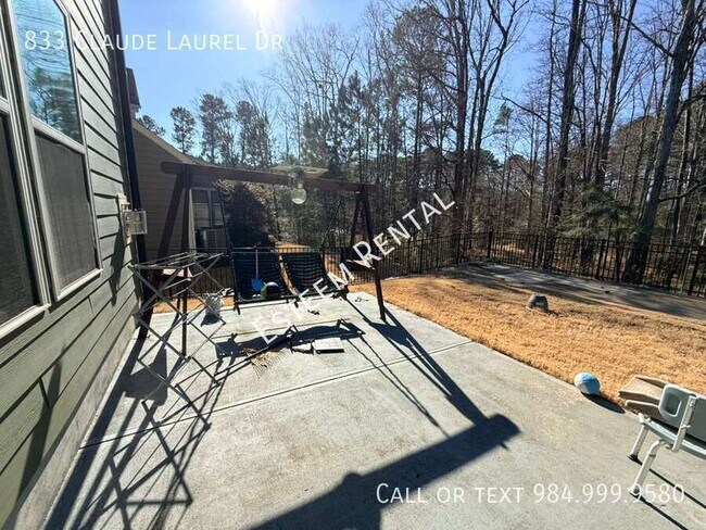 Building Photo - 833 Claude Laurel Dr