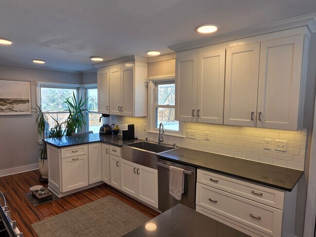 Building Photo - Updated 3-Bedroom Single- Family Home in Fox Point