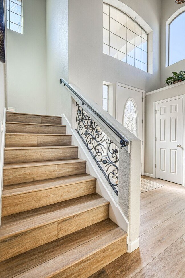 Building Photo - Beautiful Westside home FURNISHED with 4 b...