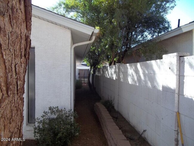Building Photo - 510 W Fellars Dr