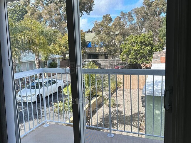 Building Photo - 1182 Holly Ave