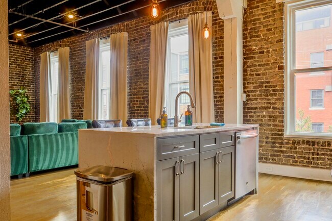 Building Photo - FURNISHED LUXURY LOFT (SHORT TERM / INSURANCE)