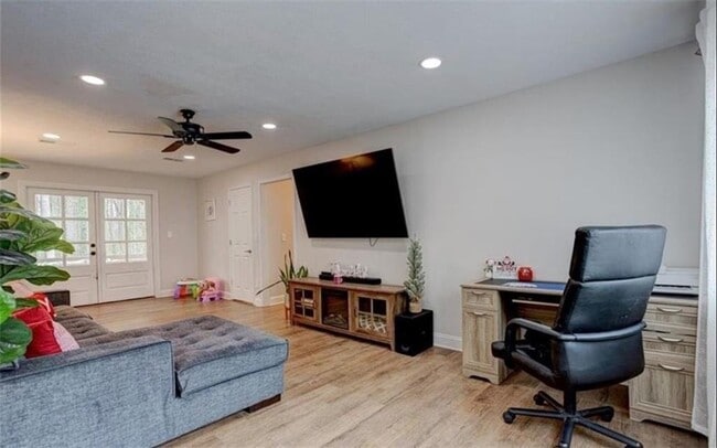 Building Photo - 1201 Holly Hills Dr SW