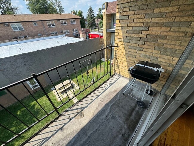Building Photo - 3014 W 59th St