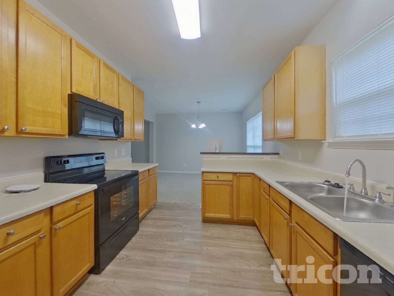 Building Photo - 2092 Roscommon Dr