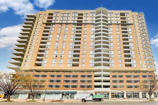 Building Photo - AMAZING LOCATION! This stunning 1 bedroom with DEN & 1.5bath