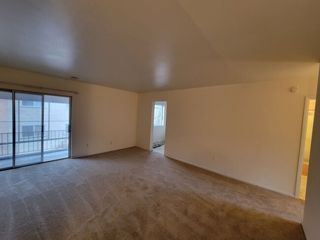 Building Photo - Charming 2 BR/1 BA Condo in Silver Spring!