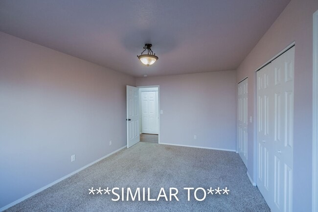 Building Photo - Two Bedroom Duplex in Great Neighborhood, Close to Schools! Pet Friendly!