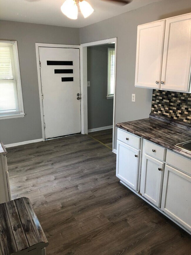 Building Photo - Single Family House with private backyard ...