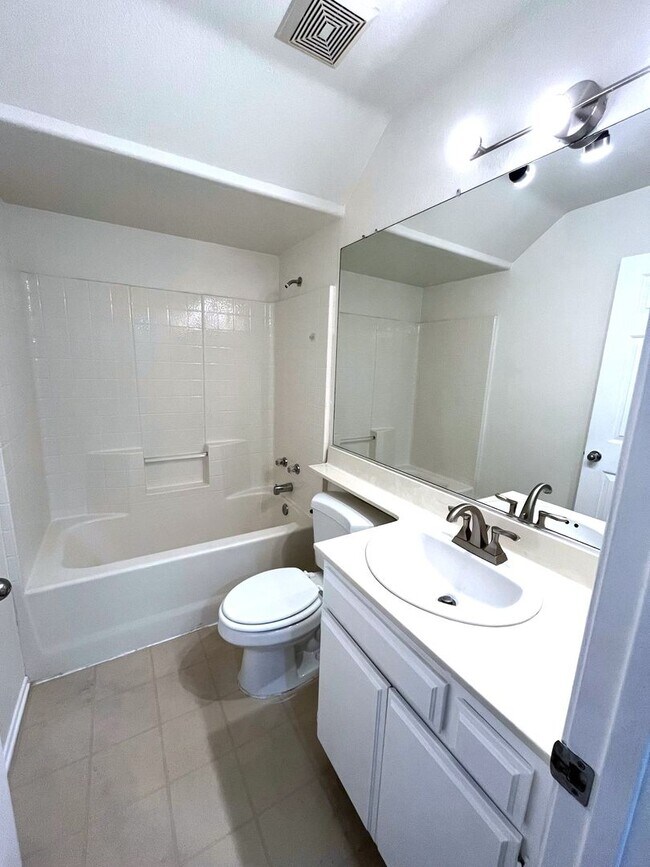 Building Photo - ***SPACIOUS 4 BEDROOM | 3 BATH TOWNHOUSE W...
