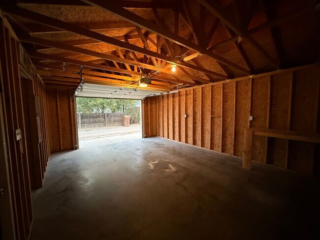 Building Photo - Two bedroom, One bathroom, Pet Friendly Ho...