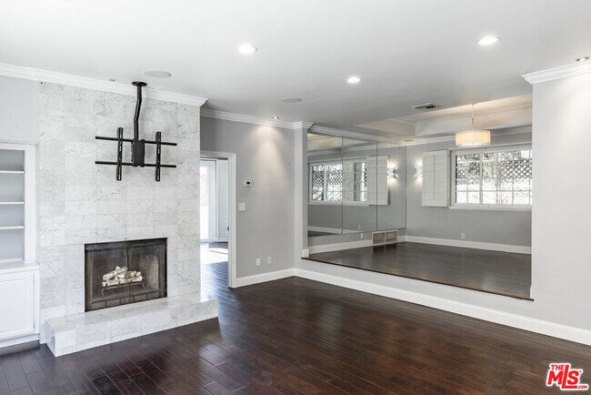 Building Photo - 818 6th St