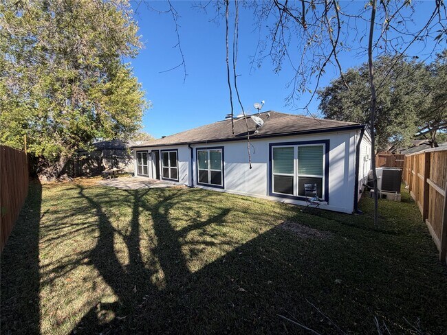 Building Photo - 2218 Round Lake Dr