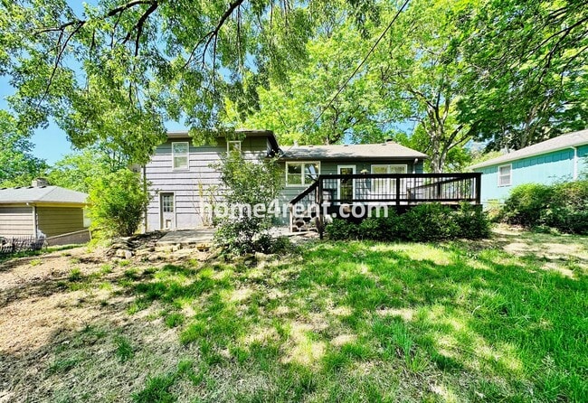 Building Photo - Three Bedroom Home in Overland Park w/ Wood Floors, Finished Basement, and a Fenced Yard!