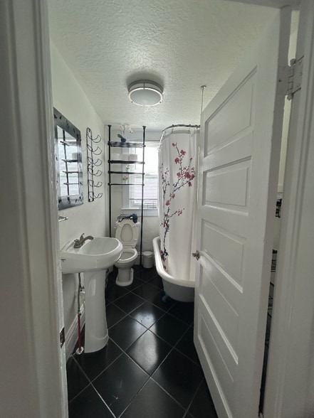 Building Photo - 859 S Grn St