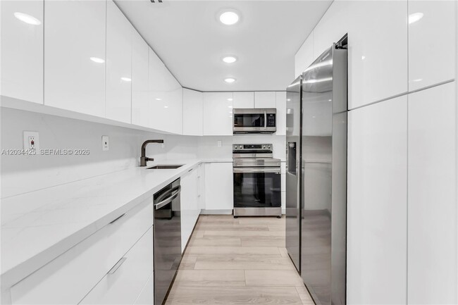 Building Photo - 300 Bayview Dr