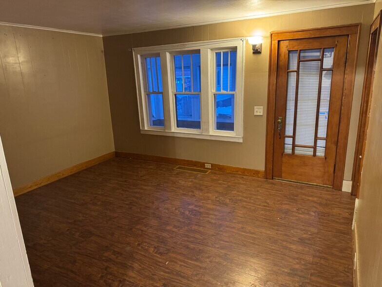 Building Photo - 109 Crysler St