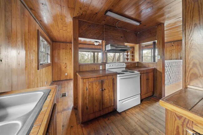 Building Photo - 20973 Lakeview Dr