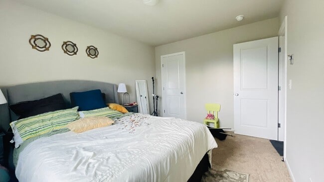 Building Photo - Spacious Corner 5 bed Single Family Home i...