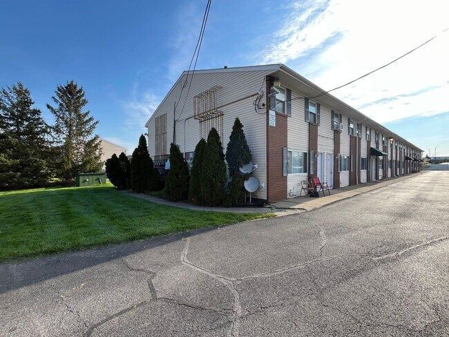 Building Photo - Elyria - updated 2 bedroom/1 bath townhouse.