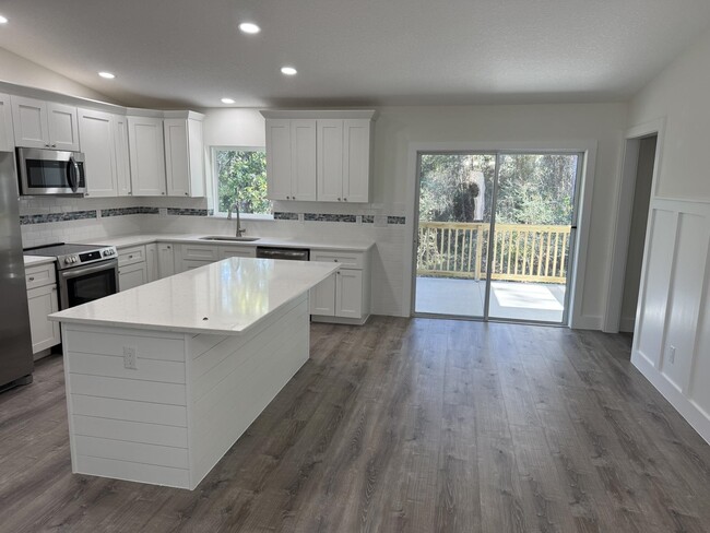 Building Photo - 611 Queen Rd