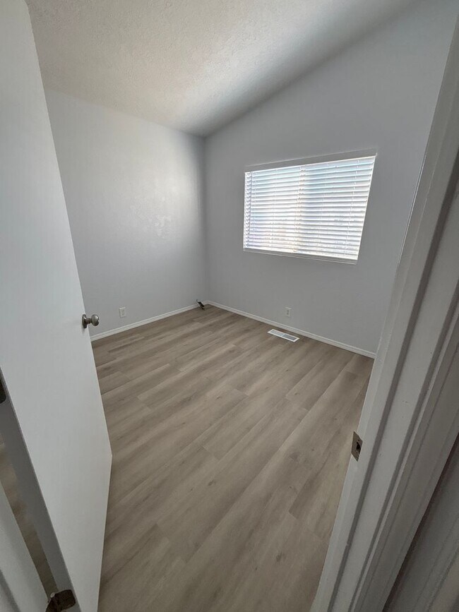 Building Photo - 5 Bedroom House