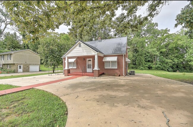 Building Photo - 401 Hillcrest Dr