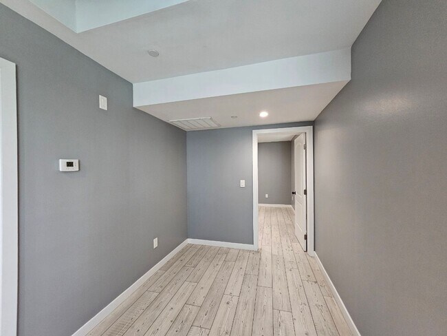 Building Photo - 32(839)