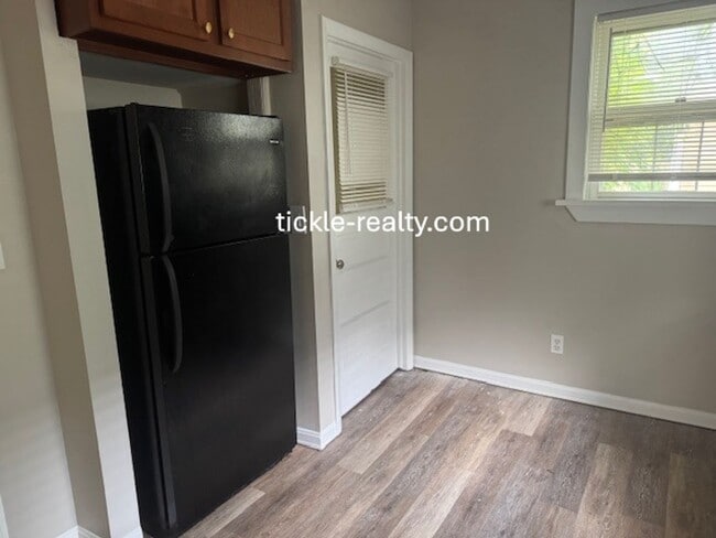 Building Photo - Large 4 Bedroom 2 Bath Single Family Home!...