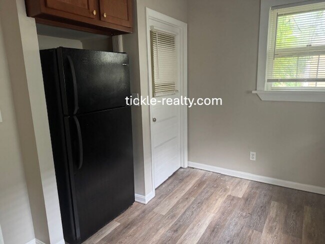 Building Photo - Large 5 Bedroom 2 Bath Single Family Home!...