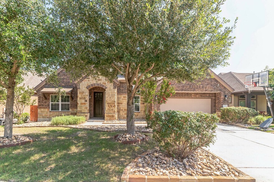 Building Photo - 5900 Lipan Apache Bnd