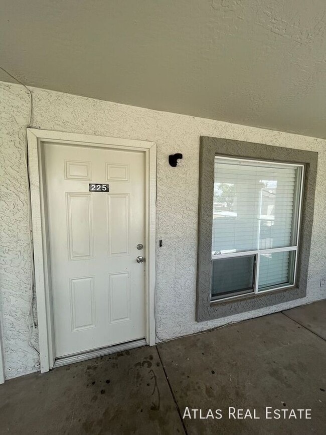 Building Photo - 465 W Ivyglen St