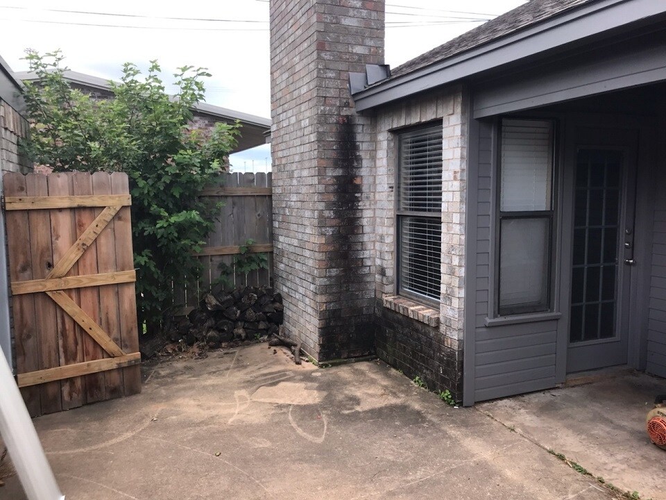 Building Photo - 1044 34th NE